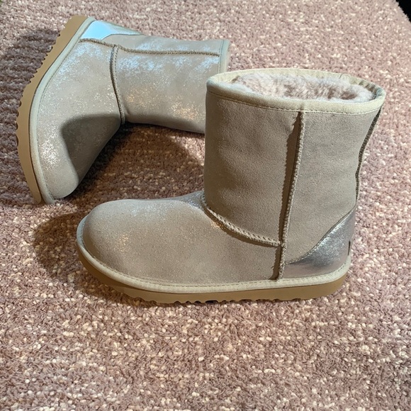 UGG Classic Short Shimmer Metallic Boots - Picture 4 of 8